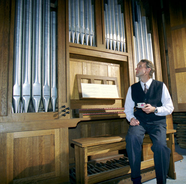 Harm Dieder Kirschner an der Orgel für Porto in der Werkstatt.